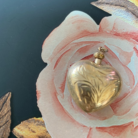 Sterling Silver hollow heart 💜💕❣️ pendant - Picture 2 of 3